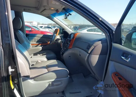 2009 Toyota Sienna Limited z USA, uszkodzony, nr VIN 5TDBK22C69S023573